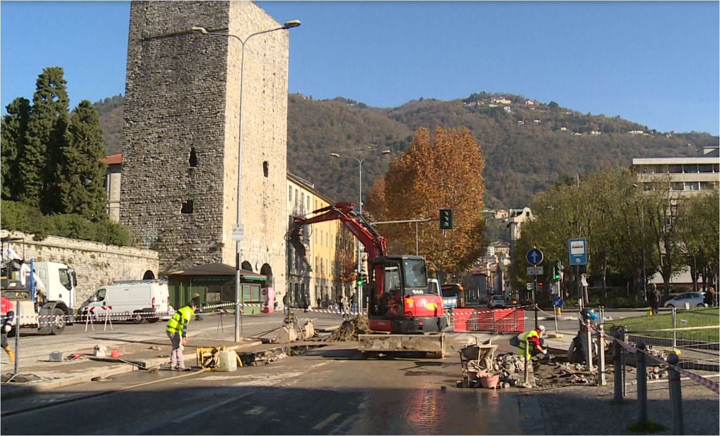 Como. Viale Cattaneo chiuso fino al 28 novembre. Tubazione Le Reti rotta: guasto riparato, pavimentazione da rifare