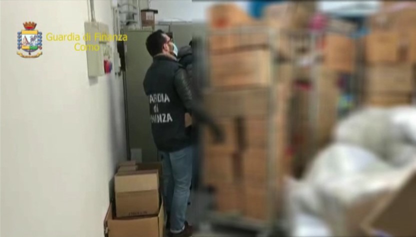 Fuochi d’artificio, la guardia di finanza sequestra una tonnellata di articoli mal conservati. Due denunce