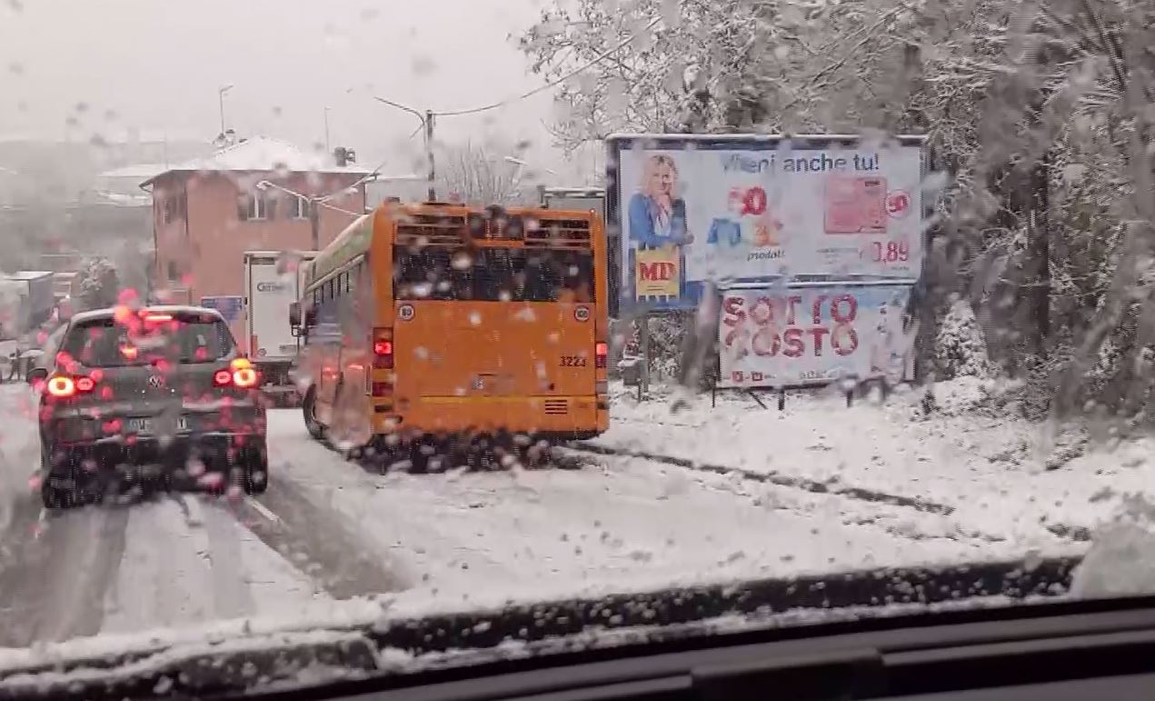 Bus senza catene, Asf: “Non tutti le hanno”. Modifiche alle linee per la neve