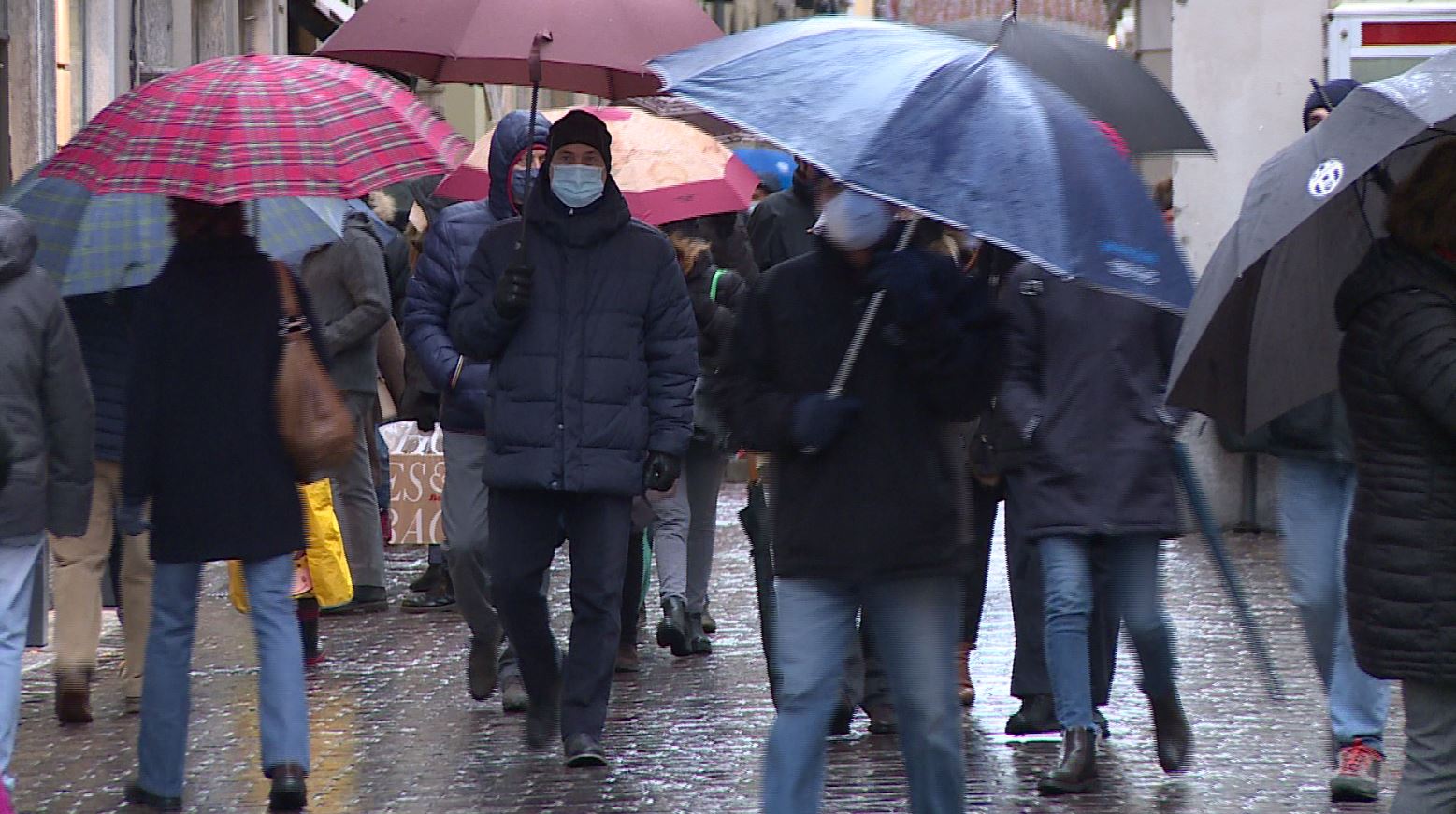 Como, via allo shopping di Natale: città popolata nonostante meteo e restrizioni