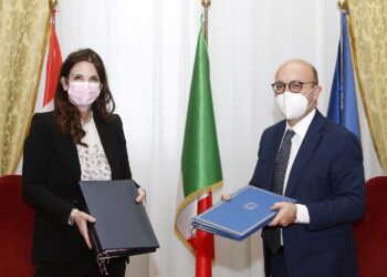 MEF - Ministero dell'Economia e delle Finanze - Roma, 23.12.2020
Italia e Svizzera firmano un nuovo accordo sull'imposizione dei lavoratori frontalieri
Antonio Misiani - Viceministro del MEF
Daniela Stoffel - Segretaria di Stato per le questioni finanziarie internazionali