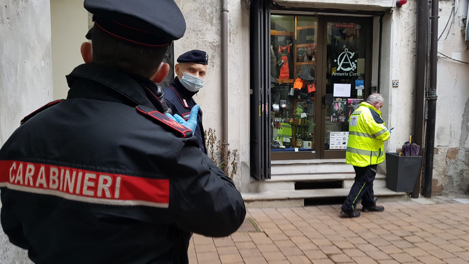 Como, cliente esplode un colpo di pistola all’interno dell’armeria: ipotesi tragico gesto volontario