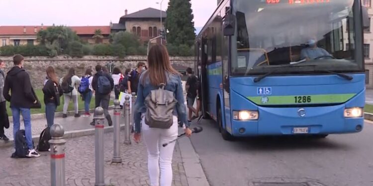 Studenti prendono l'autobus