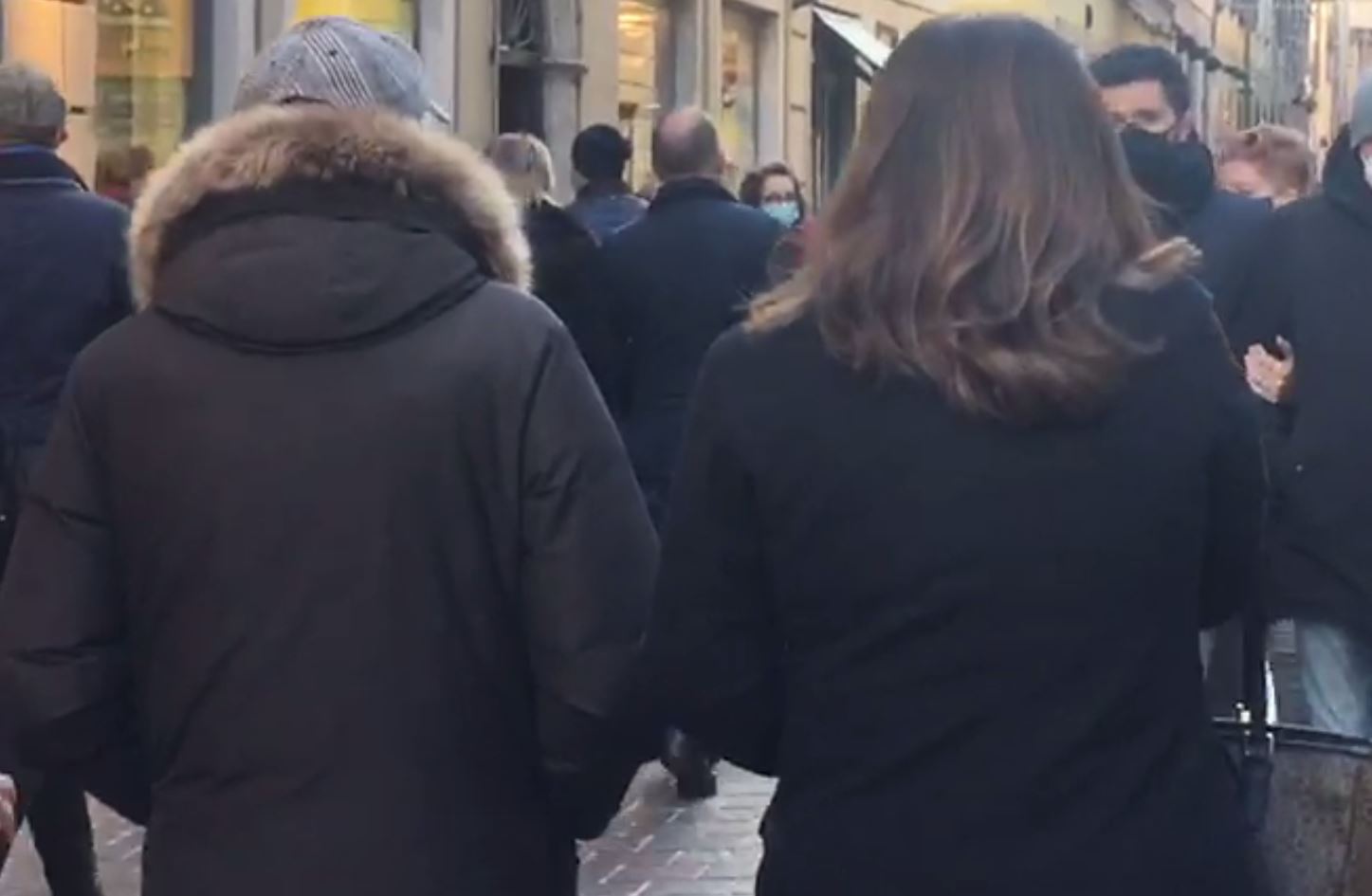 Zona gialla e il centro di Como viene subito preso d’assalto, domenica di code e caos