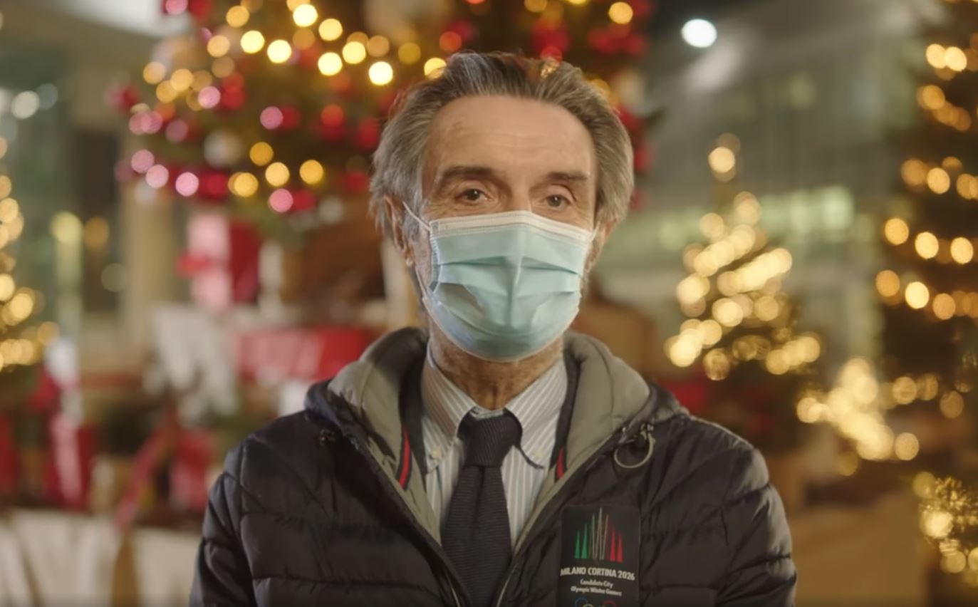 Il videomessaggio di auguri di Fontana: “Il primo pensiero a chi non c’è più”. In Lombardia quasi 25mila morti dall’inizio della pandemia