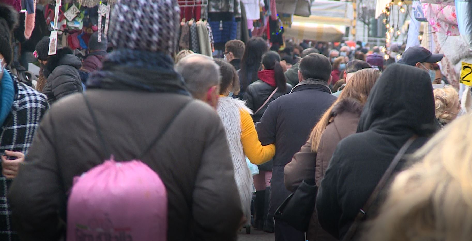 Domani ultimo giorno in zona gialla: corsa ai regali e traffico in città