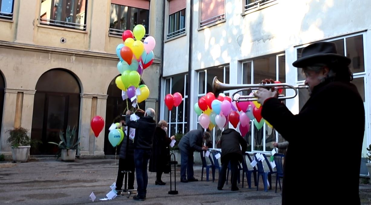 Cantù, inviate le letterine di Natale dei bambini, il lancio dei palloncini con il trombettista Kohler