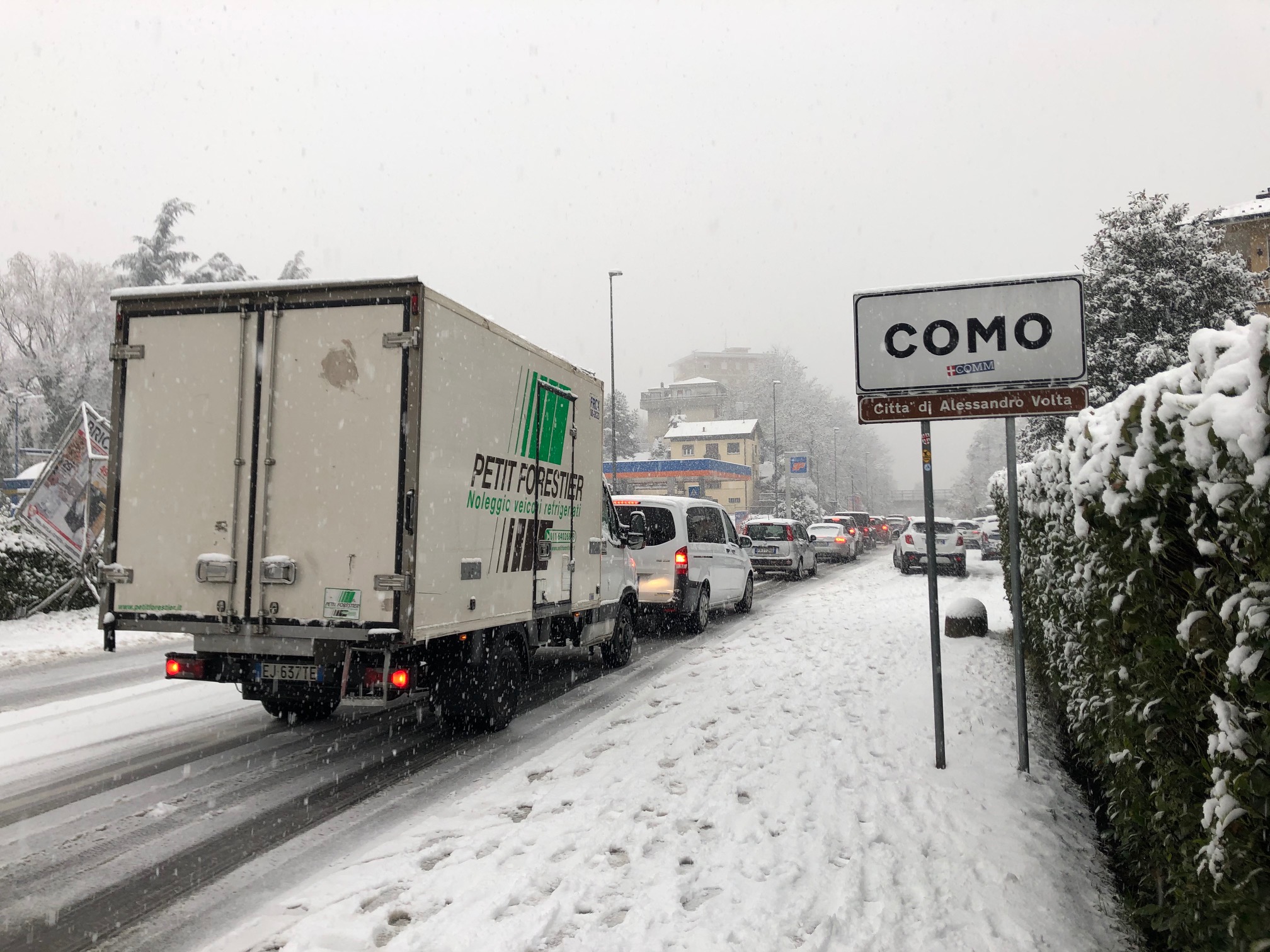 Nevica e a Como è la consueta paralisi. Bus e tir in panne, strade bloccate e traffico in tilt