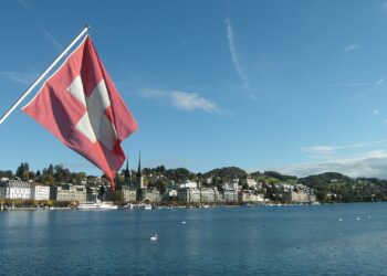 2.419 nuovi positivi nella foto: una bandiera svizzera sul lungolago di Lugano
