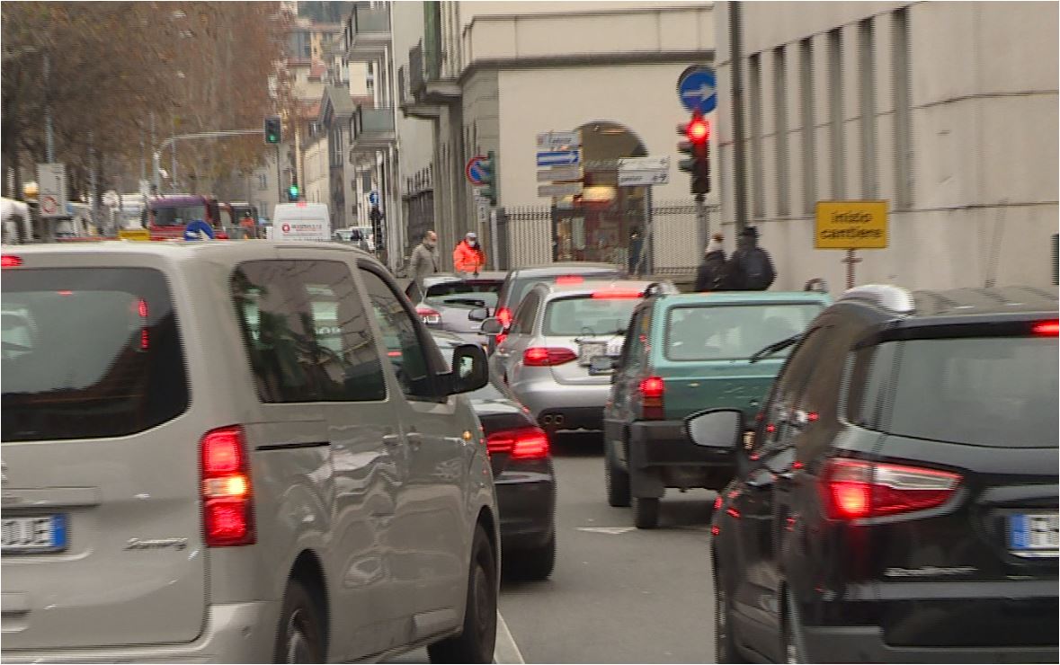 Como in zona gialla: traffico e cantieri mettono a dura prova la città