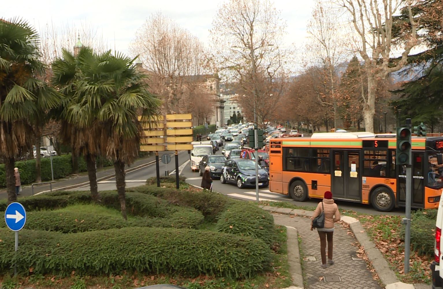 Altra mattina di passione, shopping, mercato e cantieri: traffico in tilt a Como