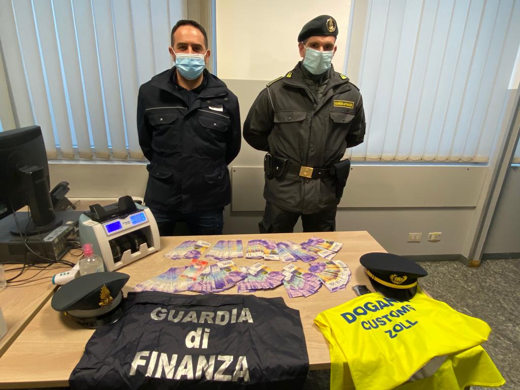 Brogeda, nasconde 226mila franchi svizzeri sotto i vestiti, donna scoperta in dogana