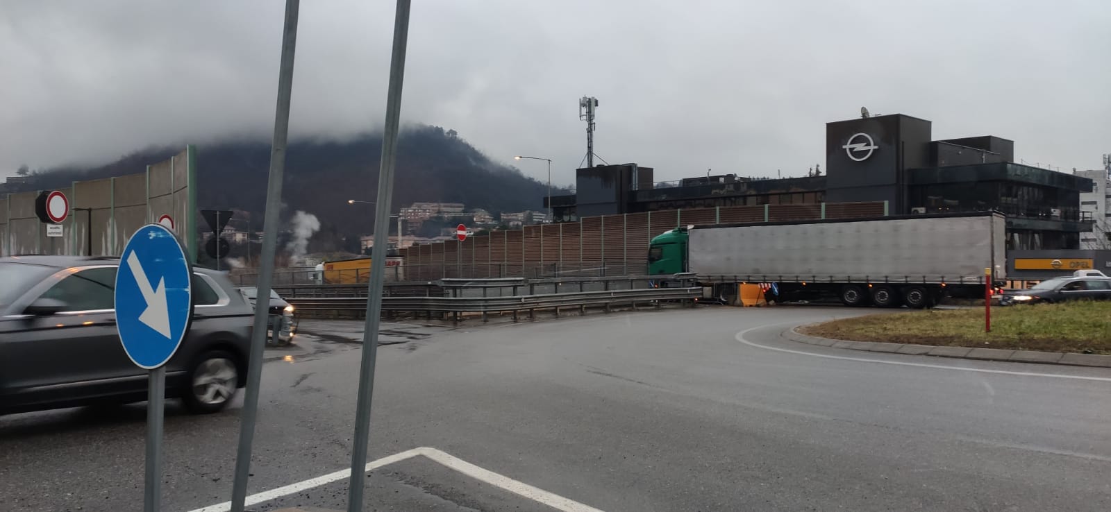 Viadotto dei Lavatoi, mezzi pesanti passano indisturbati nonostante il divieto