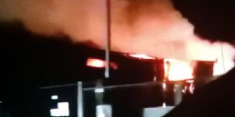 Le fiamme hanno interessato capannone e mezzi