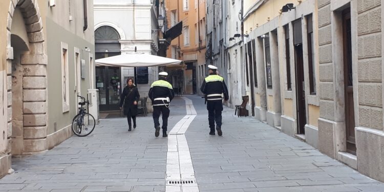 A Trieste. Tre di loro coinvolti in aggressione 'nonno paletta'