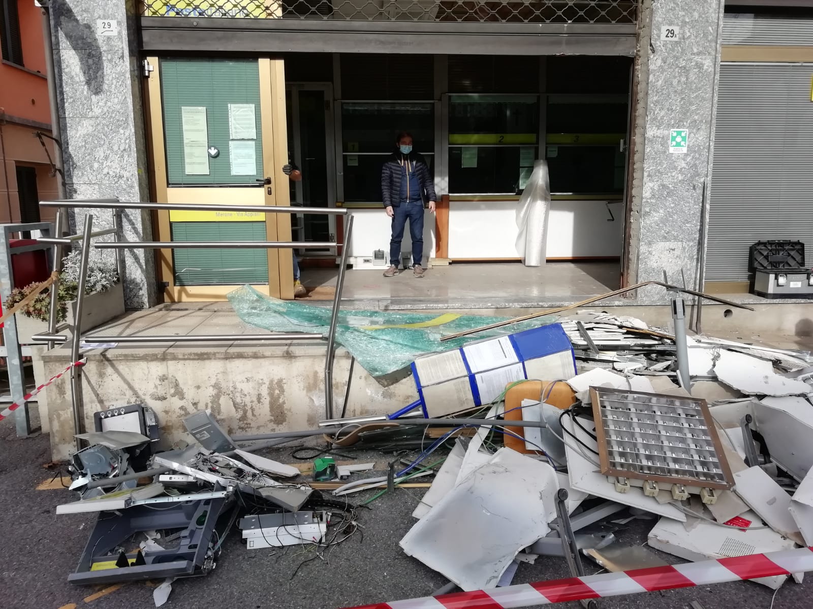 Assalto all’ufficio postale di Merone, sportelli ancora chiusi per i danni