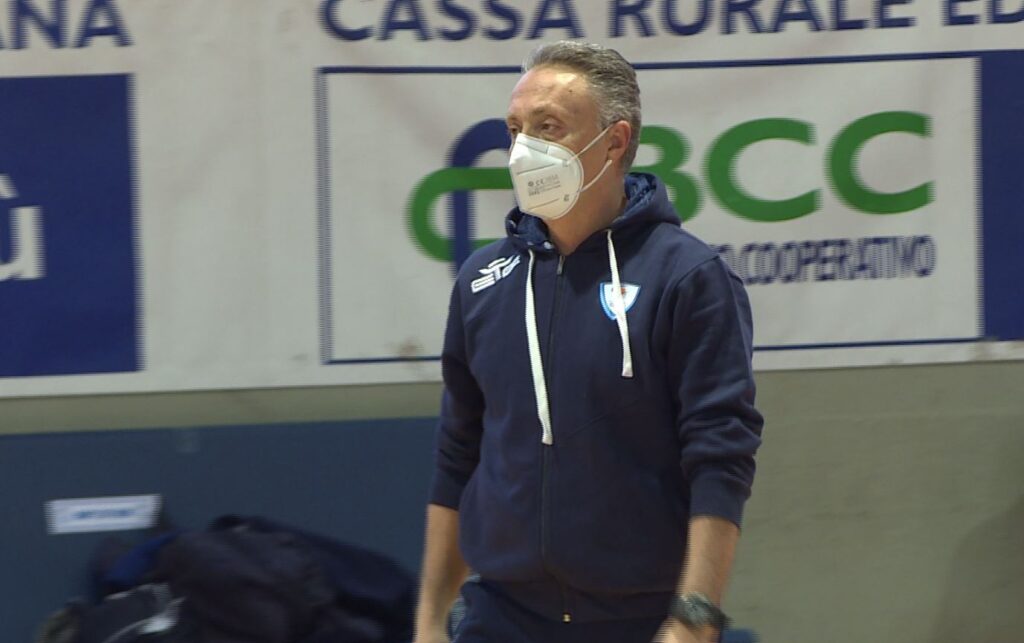 Il coach di Cantù Piero Bucchi