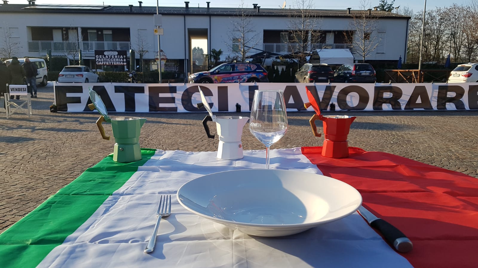 “Fateci lavorare”. Sedie vuote e un tavolino apparecchiato, la protesta dei baristi a Cantù