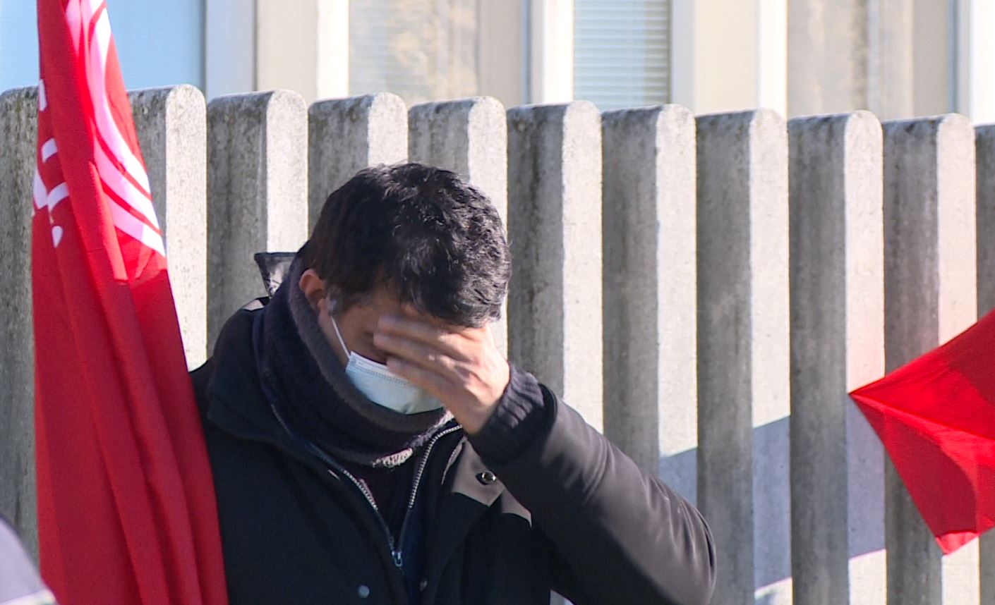 Tensione alla Bolton di Cermenate, dipendenti in presidio davanti ai cancelli dell’azienda