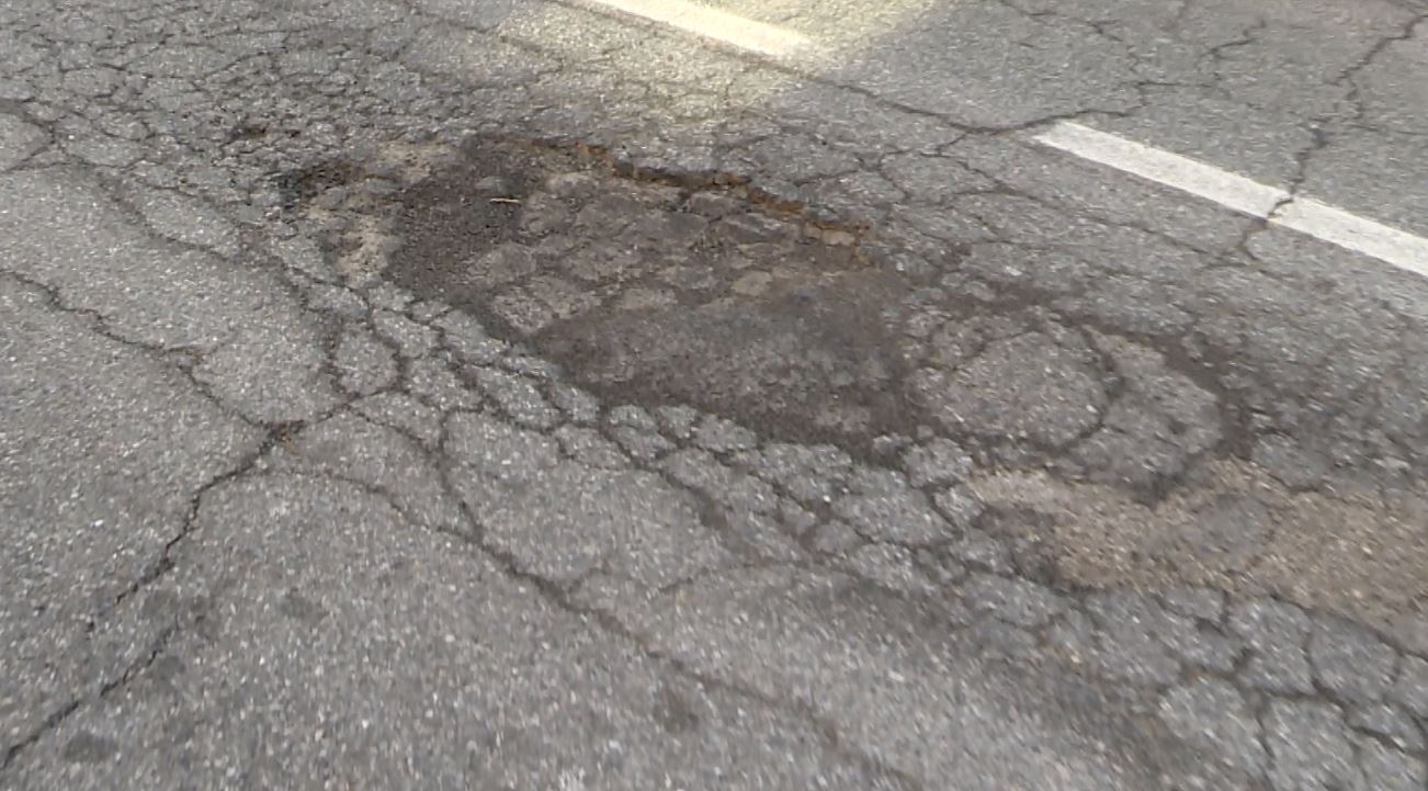 Albate, via Canturina: buche e asfalto ammalorato. Le segnalazioni dei cittadini
