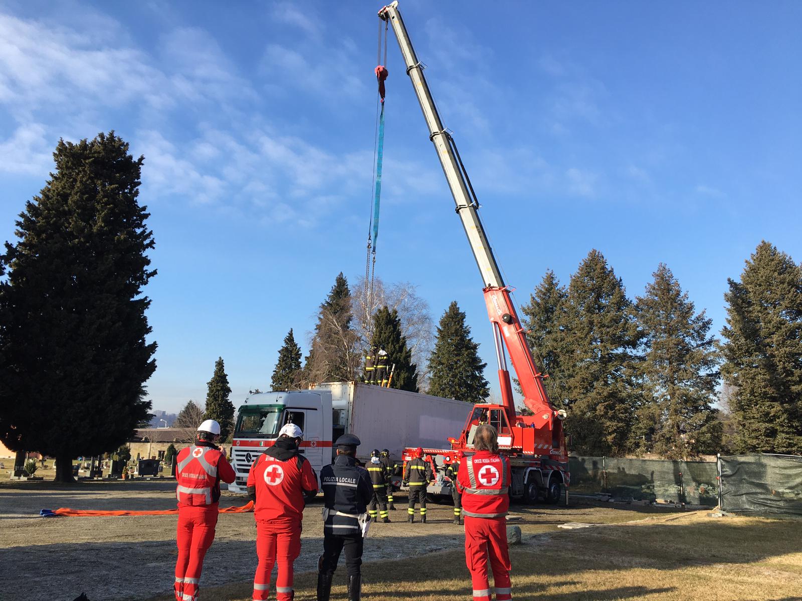 Como, troppe richieste di cremazione. Al cimitero di Camerlata arriva il container refrigerato