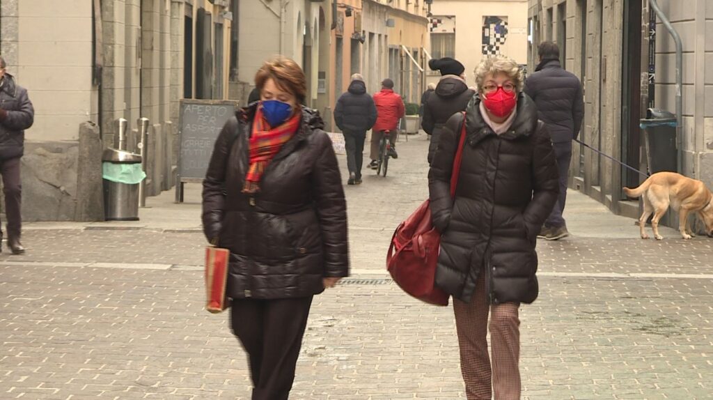 Signore passeggiano in centro a Como