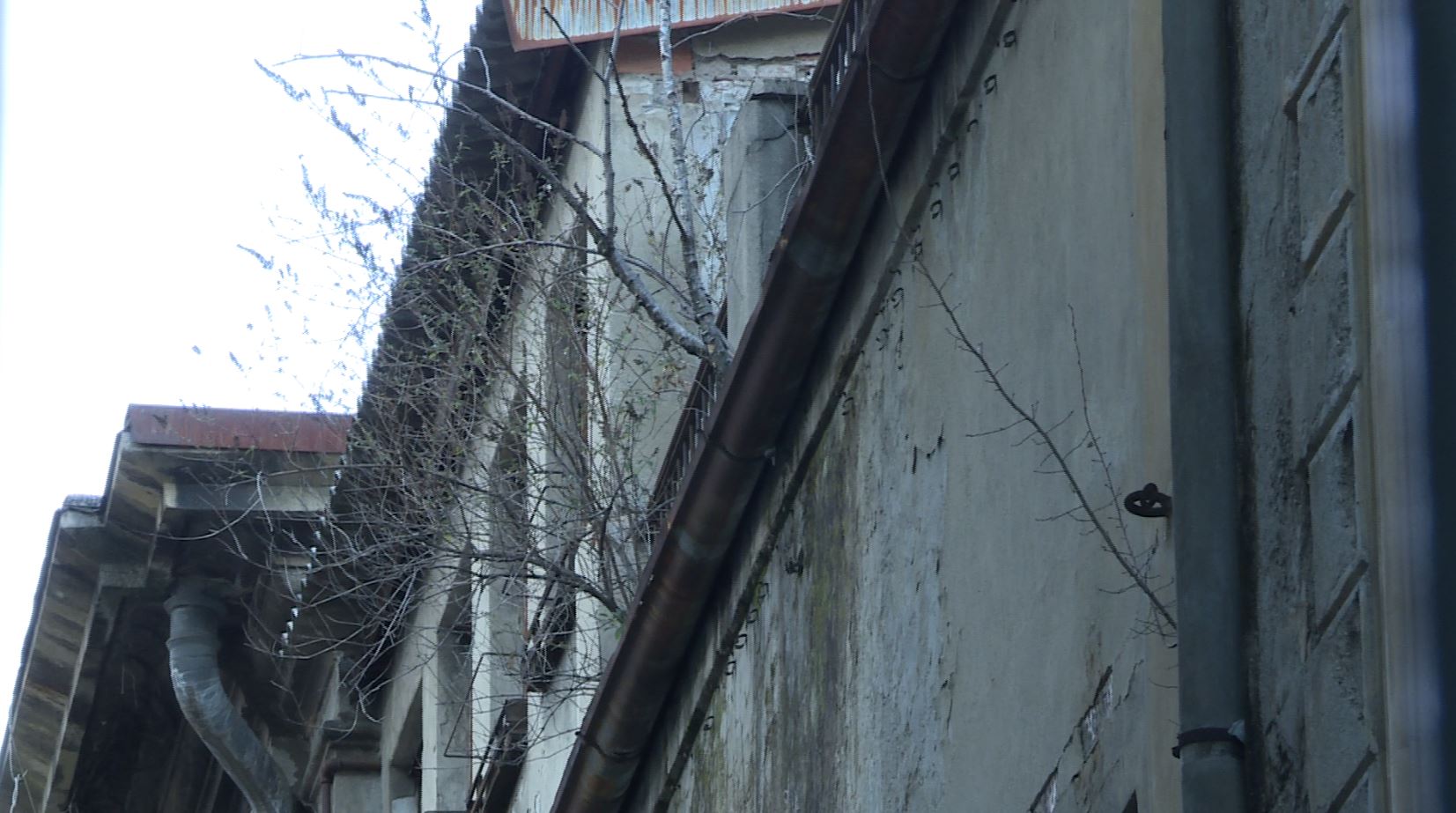 Politeama di Como, nuove crepe sulla parete. E’ corsa contro il tempo per salvare l’ex cineteatro