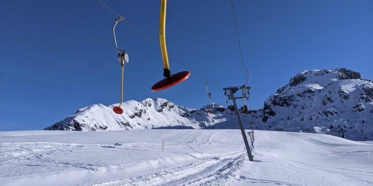 uno skilift ai piani di bobbio. Sky pass gratuito ai bambini vaccinati