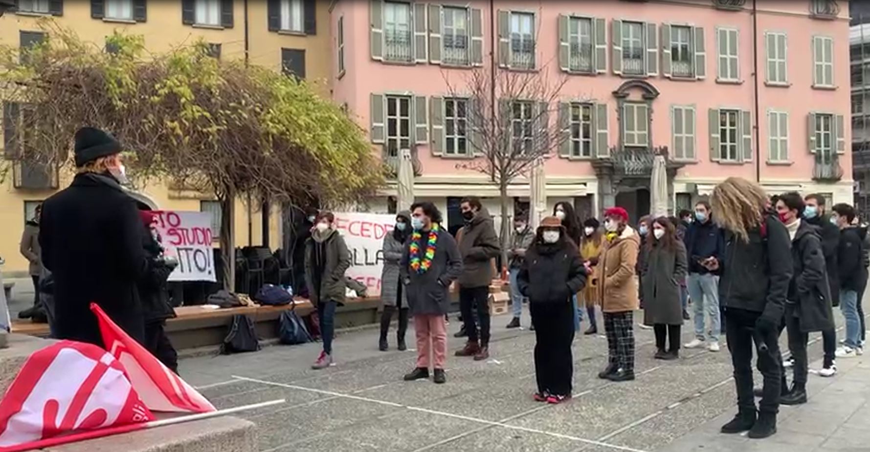 Scuole chiuse, la protesta degli studenti. Il presidio in piazza Volta a Como