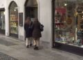 Donne passeggiano per negozi