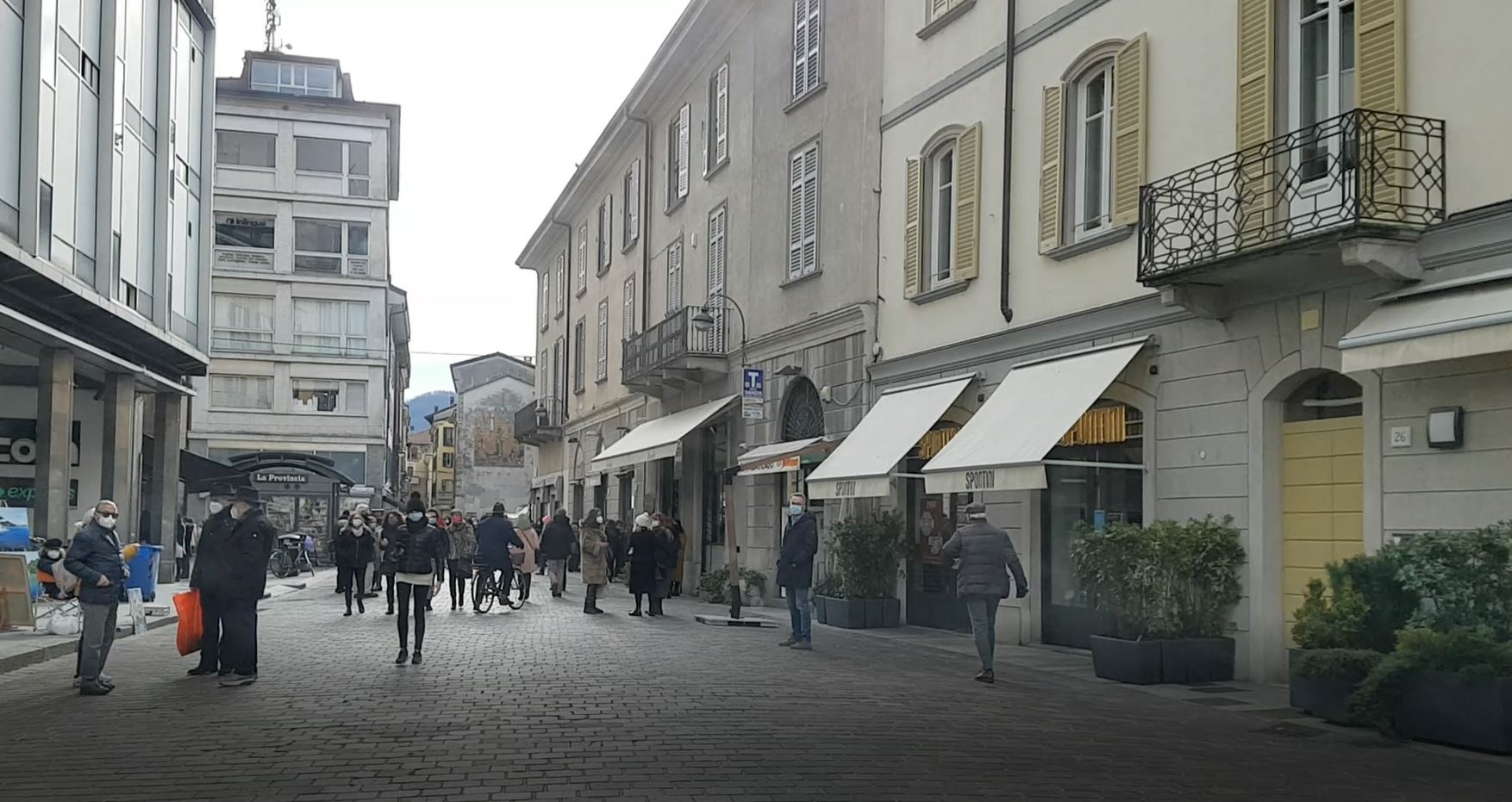 Lombardia da lunedì in zona gialla: consentito il pranzo al ristorante e gli spostamenti nella regione