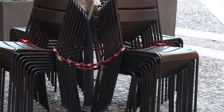 Sedie di bar e ristoranti ammassate dopo la chiusura delle attività