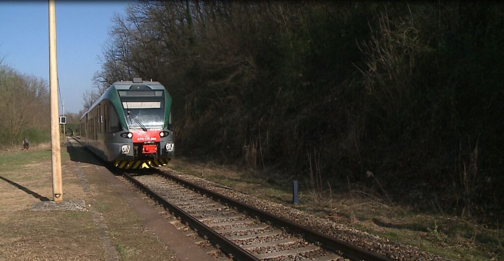 treno sui binari como-lecco