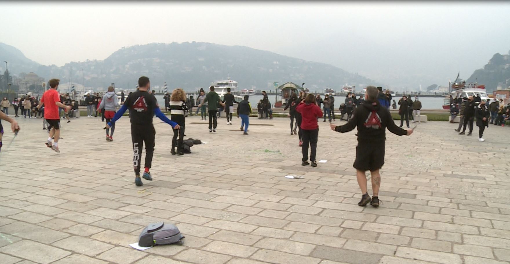Como, a piazza Cavour la protesta delle palestre: “Fateci lavorare”