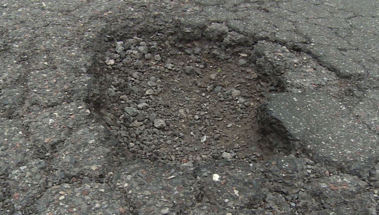 Viabilità e asfalto da rifare, dalla periferia al centro città: strade colabrodo