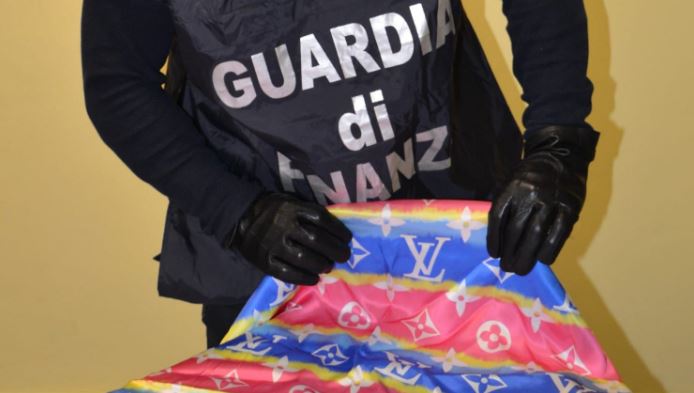 Stamperia comasca riproduceva tessuti ed etichette con marchi contraffatti delle note griffe. Due denunciati