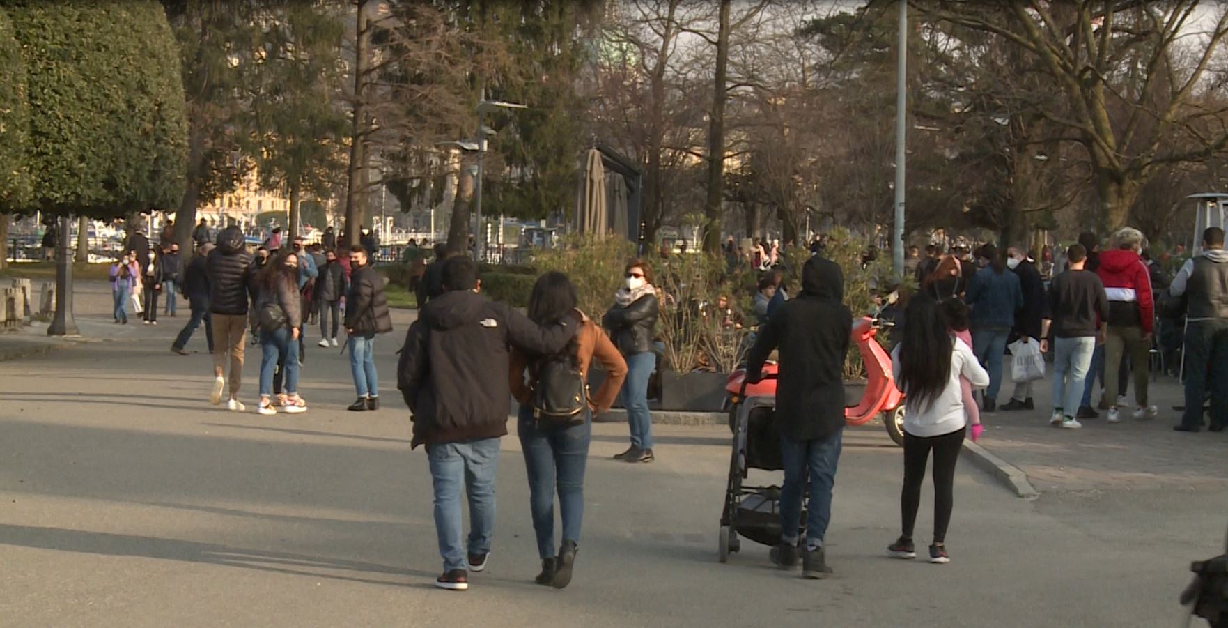 Como presa d’assalto nell’ultimo weekend di zona gialla: folla in centro e sul lungolago. Viale Geno chiuso alle auto con un giorno di anticipo
