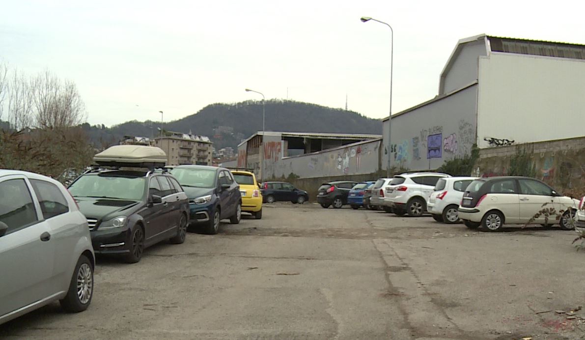 Area ex Ticosa, parcheggio selvaggio. La polizia locale: “Non è tollerabile, provvederemo”