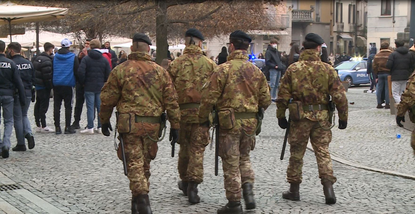 Como, violenza e degrado in piazza Volta. Le accuse di Rapinese e la difesa dell’assessore
