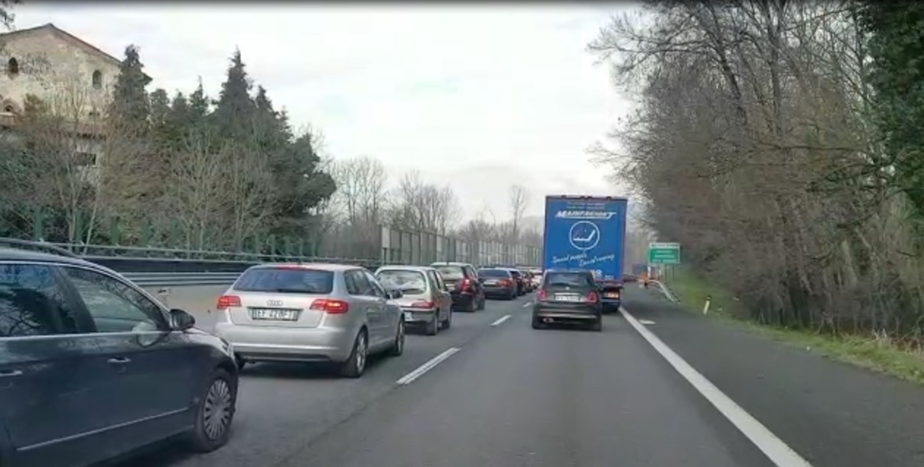 Chiusura dell’A9, traffico paralizzato. Da lunedì nuovi disagi: oltre un mese di lavori