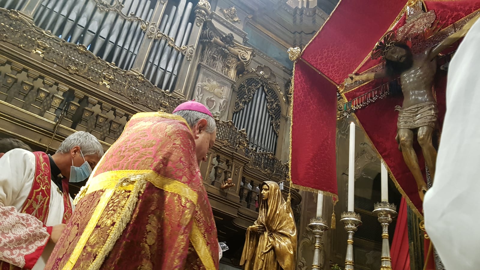 La Via Crucis dalla basilica del Crocifisso. Covid, la supplica del vescovo alla croce miracolosa
