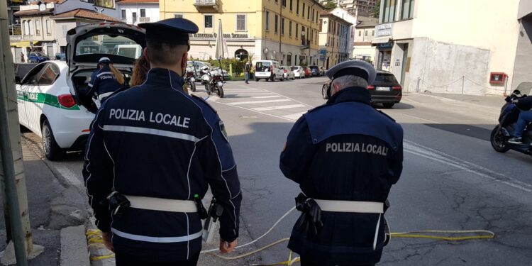 Due agenti della polizia locale di Como si occupano dei rilievi sul luogo dell'investimento di un pedone in via Manzoni a Como