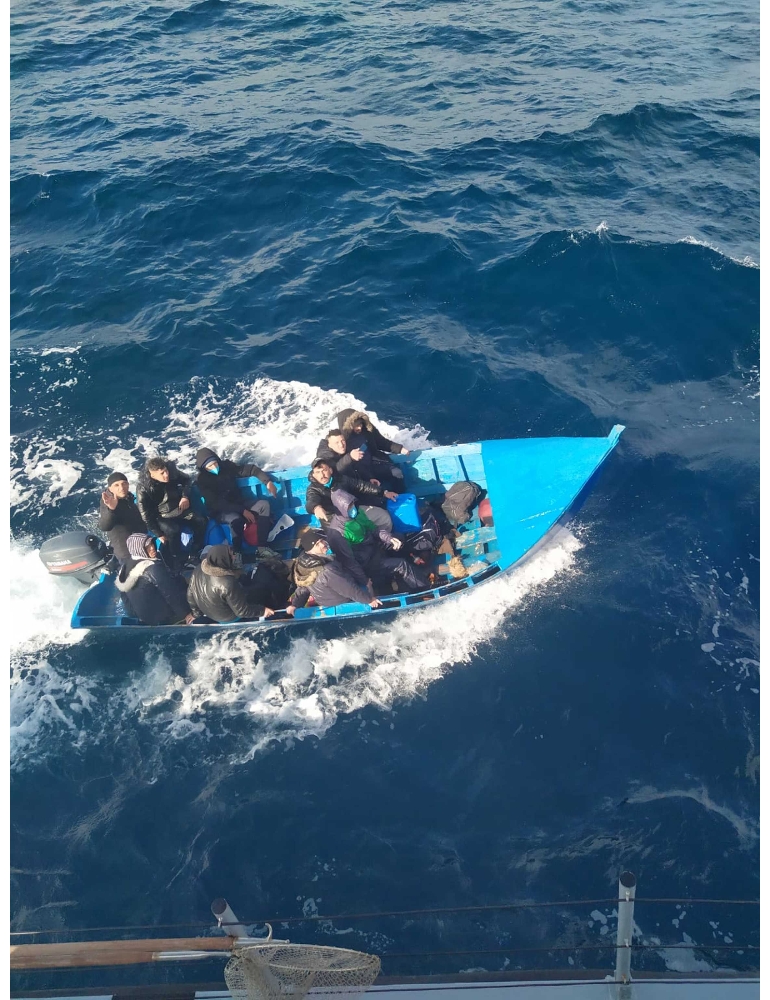 Migranti: Alarm Phone, barca a fuoco al largo della Libia ...