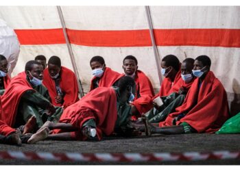 Sono 165 i migranti soccorsi. Due le imbarcazioni affondate