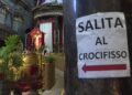 Bacio al Crocifisso in modalità anti-contagio