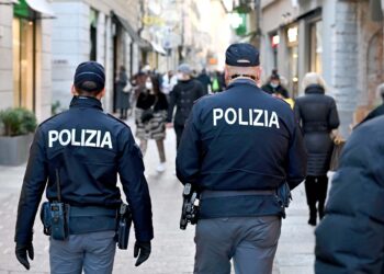 polizia a Como. Donna rapinata