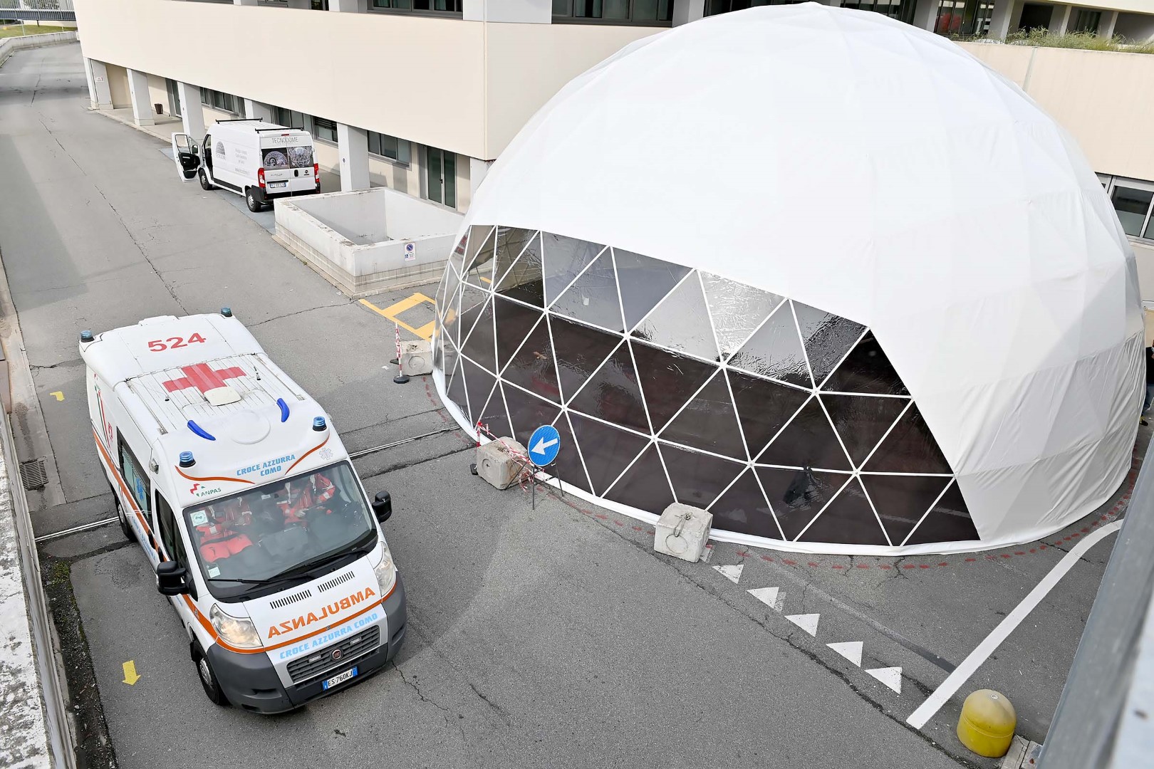 Covid in Lombardia, decessi ancora alti ma finalmente ricoveri in calo