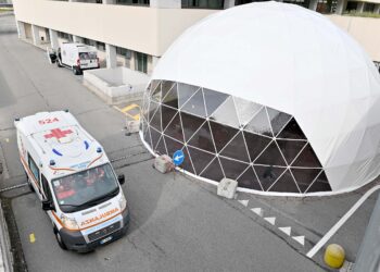 Incidente in via Varesina a ComoOspedale Sant’Anna di Como (San Fermo). Allestimento nuovo tendone per i parenti dei pazienti del pronto soccorso