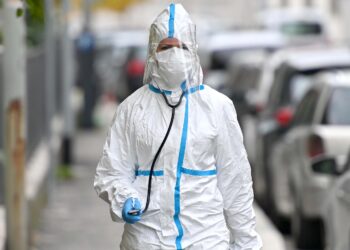 Un'operatore sanitario durante la pandemia