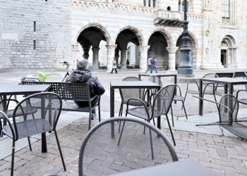 Dei tavolini dei bar vuoti in piazza a Como